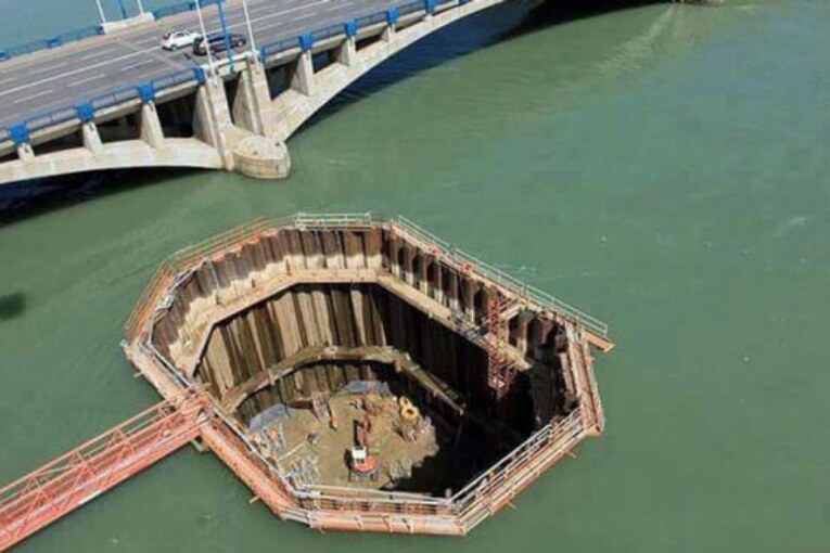 How cofferdams are built in Hindi